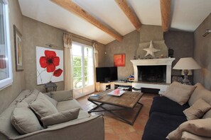 TV, DVD player, stereo - La Maison des Restanques (Cabrières-d'Avignon)