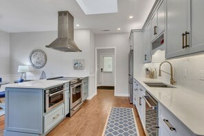 雪櫃、微波爐、焗爐、爐具