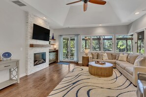 Smart TV, table tennis - Private Pool, Lagoon View, & Walk to Beach! (Hilton Head Island)