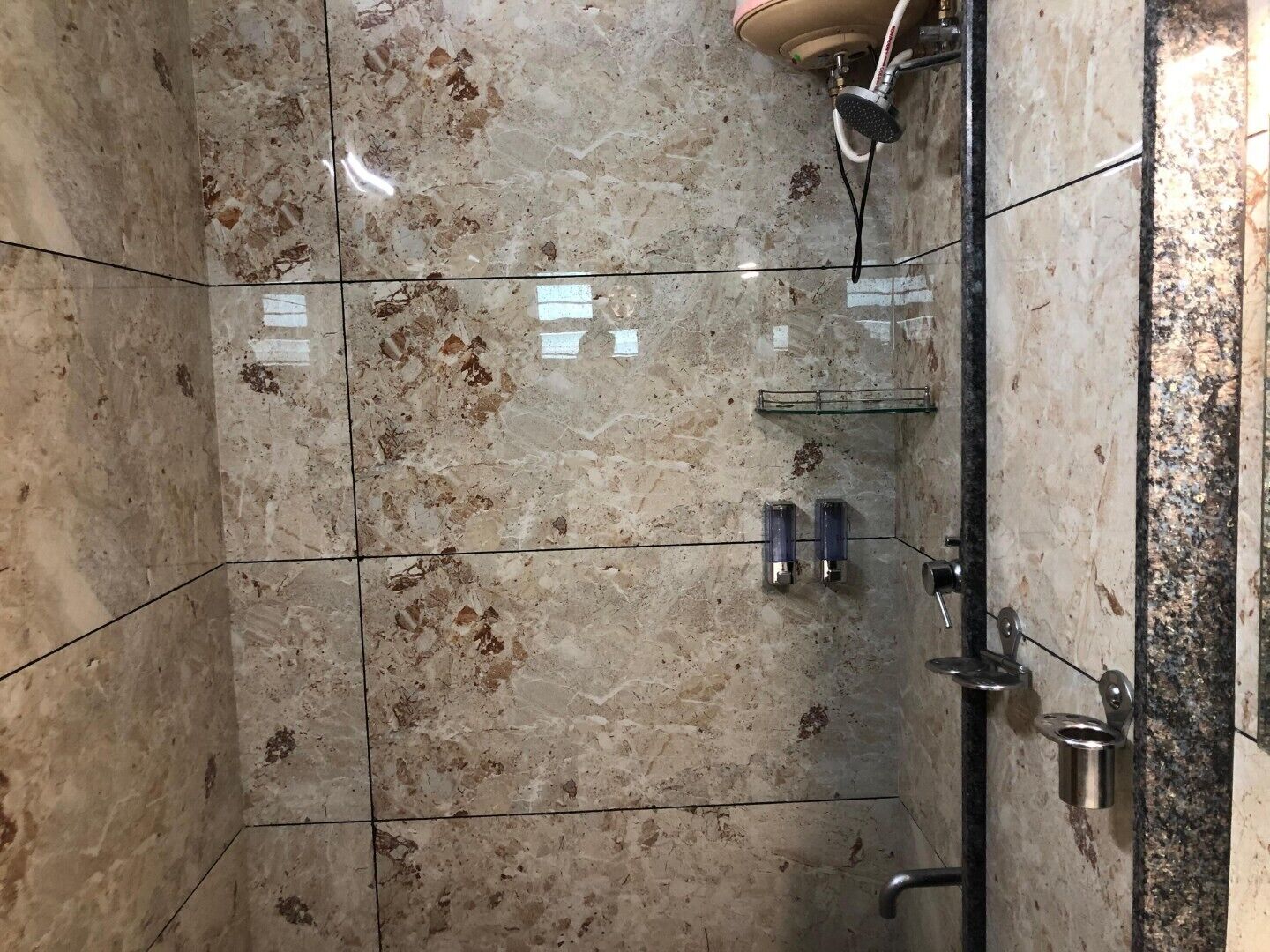 Dusche, umweltfreundliche Kosmetikartikel, Handtücher, Seife