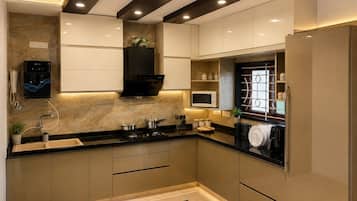 Geladeira, micro-ondas, cooktop, chaleira elétrica