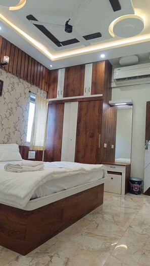 5 bedrooms, iron/ironing board, free WiFi, bed sheets