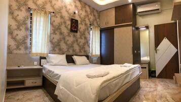 5 bedrooms, iron/ironing board, free WiFi, bed sheets