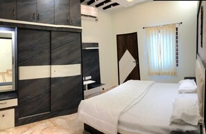 5 bedrooms, iron/ironing board, free WiFi, bed sheets