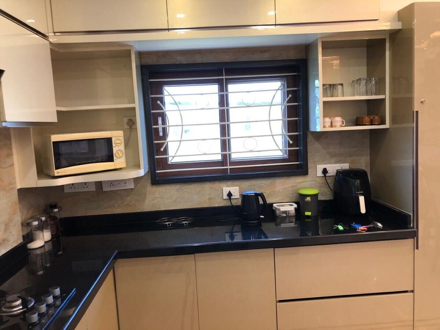 Kühlschrank, Mikrowelle, Herdplatte, Wasserkocher