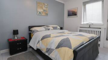 2 dormitorios, decoración individual, mobiliario individual