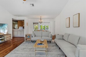 Smart TV - Across The Street From The Beach Spacious 4-bedroom, 3-bathroom With Pool (Sanibel)