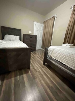 Schreibtisch, Bügeleisen/Bügelbrett, WLAN