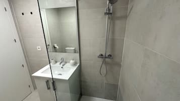 Bruser, hårtørrer, håndklæder, Sæbe