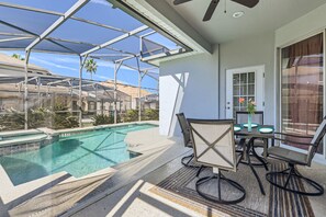 Outdoor dining - Spacious 4BR Retreat with Heated Pool! Near Parks! (Haines City)