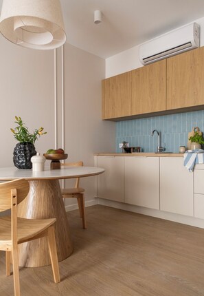 Deluxe Apartment, Balcony, Park View | Dining