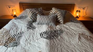 Iron/ironing board, WiFi, bed sheets