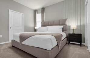 Silitysrauta/-lauta, vauvan matkasänky, Wi-Fi, vuodevaatteet