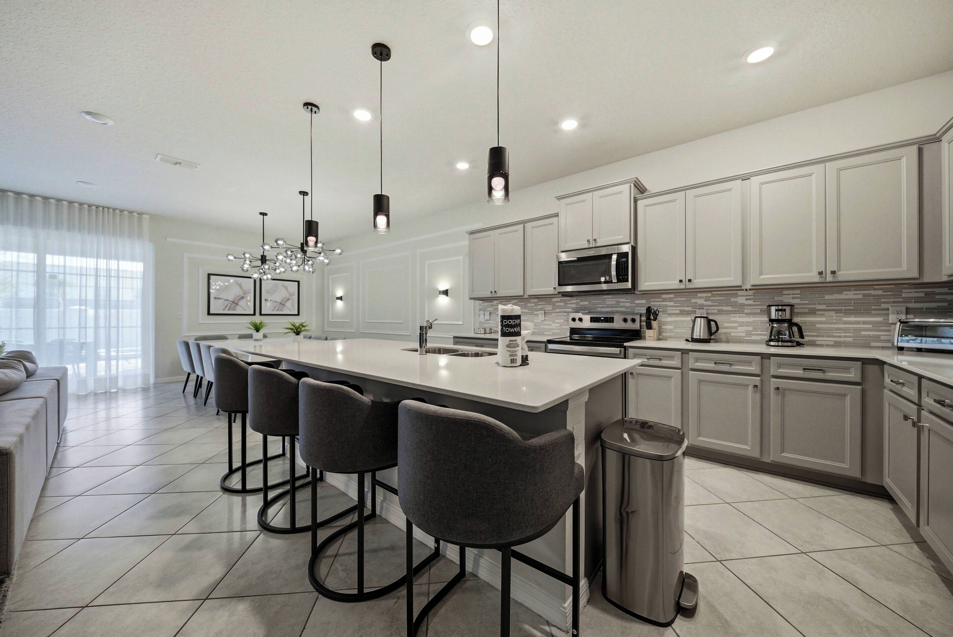 冷蔵庫、電子レンジ、オーブン、コンロ