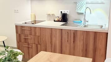 Studio, Balcony | Private kitchen | Mini-fridge, microwave, oven, stovetop