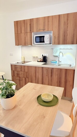 開放式客房, 露台 | 私人廚房 | 迷你雪櫃、微波爐、焗爐、爐具