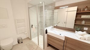 apartman, erkély | Fürdőszoba | Zuhanyzó, hajszárító, törölközők és szappan
