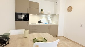Appartement, balcon | Cuisine privée | Mini-réfrigérateur, four à micro-ondes, un four, surface de cuisson