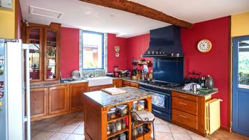 Mikrobølgeovn, ovn, kokeplater og oppvaskmaskin