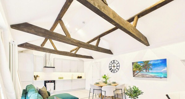 TV - *NEW* Artisan Apartment | Modern | Spacious (Gloucestershire)