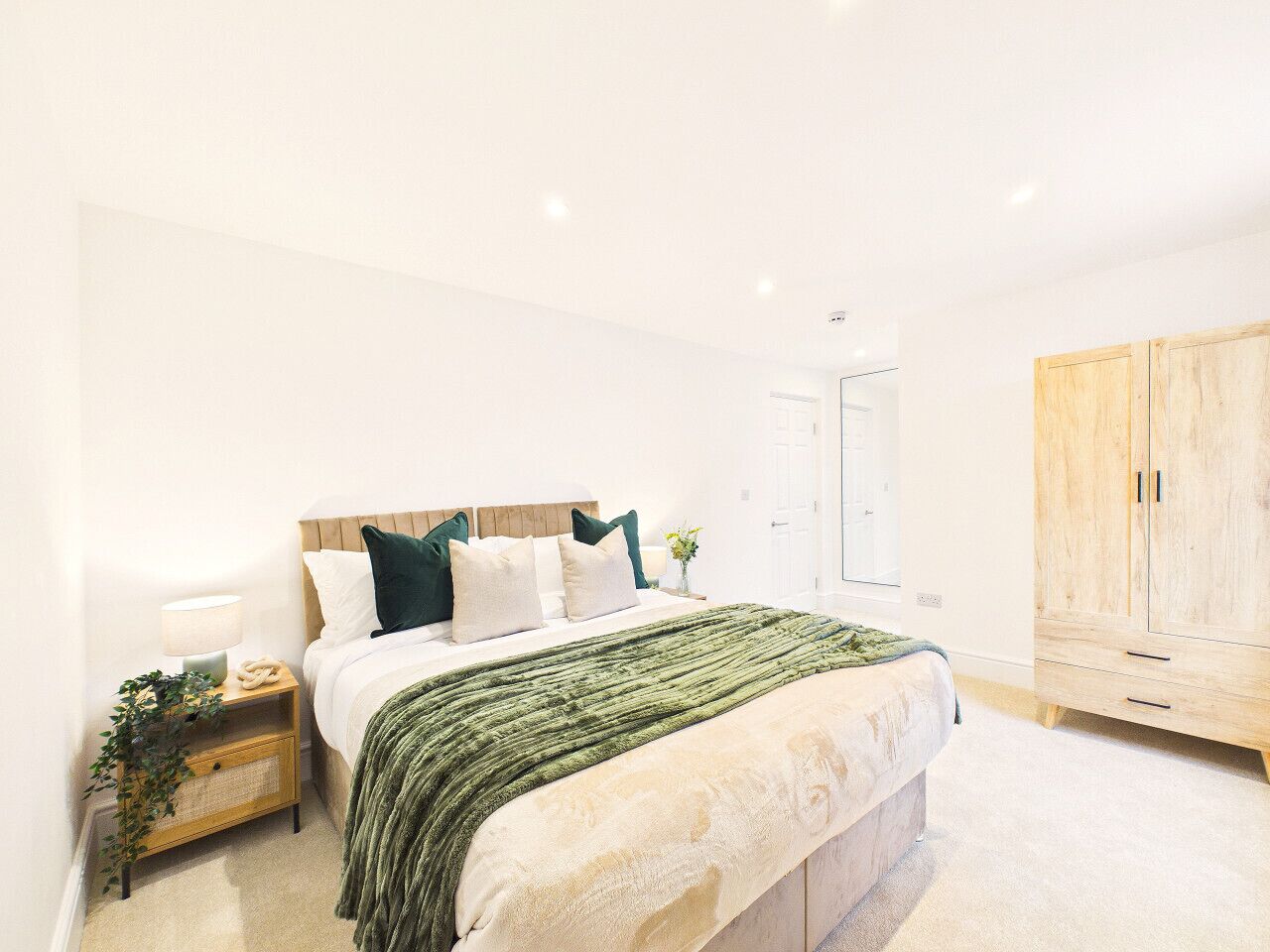 1 bedroom, desk, WiFi, bed sheets