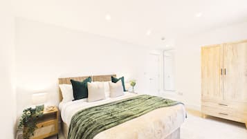 1 bedroom, desk, WiFi, bed sheets