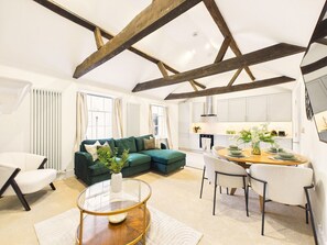 TV - *NEW* Artisan Apartment | Modern | Spacious (Gloucestershire)