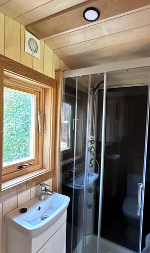 Suihku, hiustenkuivaaja, saippua, vessapaperi