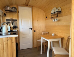 Fridge, stovetop, coffee/tea maker, electric kettle - Tiny House Knutt Gut Osterhausen Butjadingen - Time out in the countryside (Butjadingen)