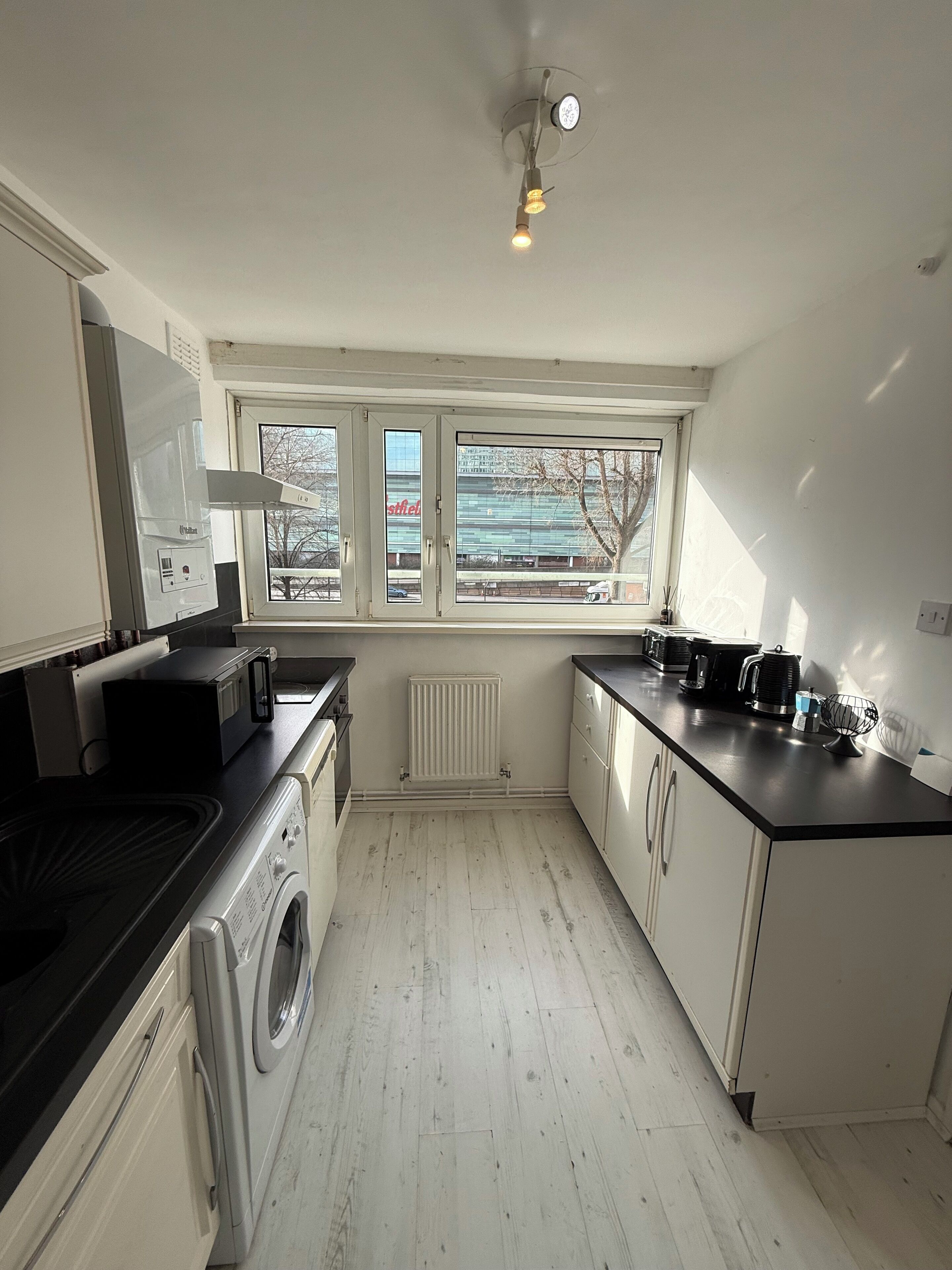 Mikrobølgeovn, ovn, kokeplater og oppvaskmaskin