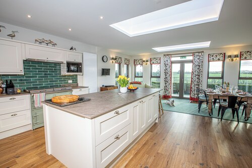 Lower Lodge: A Modern Luxury Spacious Retreat Near St Andrews.