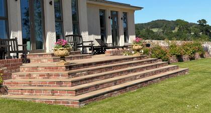 Lower Lodge: A Modern Luxury Spacious Retreat Near St Andrews.