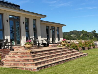 Lower Lodge: A Modern Luxury Spacious Retreat Near St Andrews.