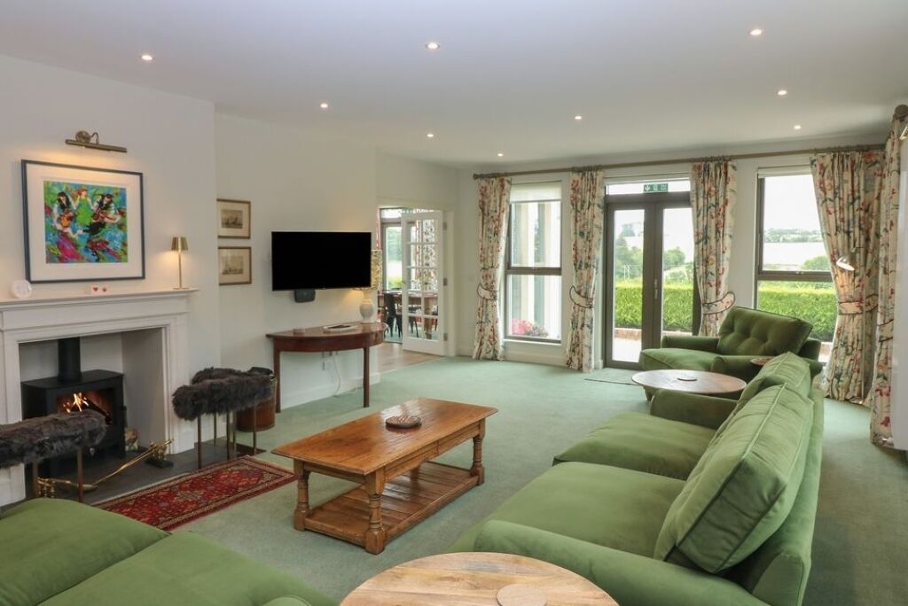 Smart TV, fireplace, stereo