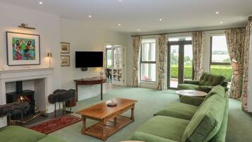 Smart TV, fireplace, stereo