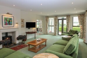 Smart TV, fireplace, stereo - Lower Lodge: A Modern Luxury Spacious Retreat Near St Andrews. (Cupar)