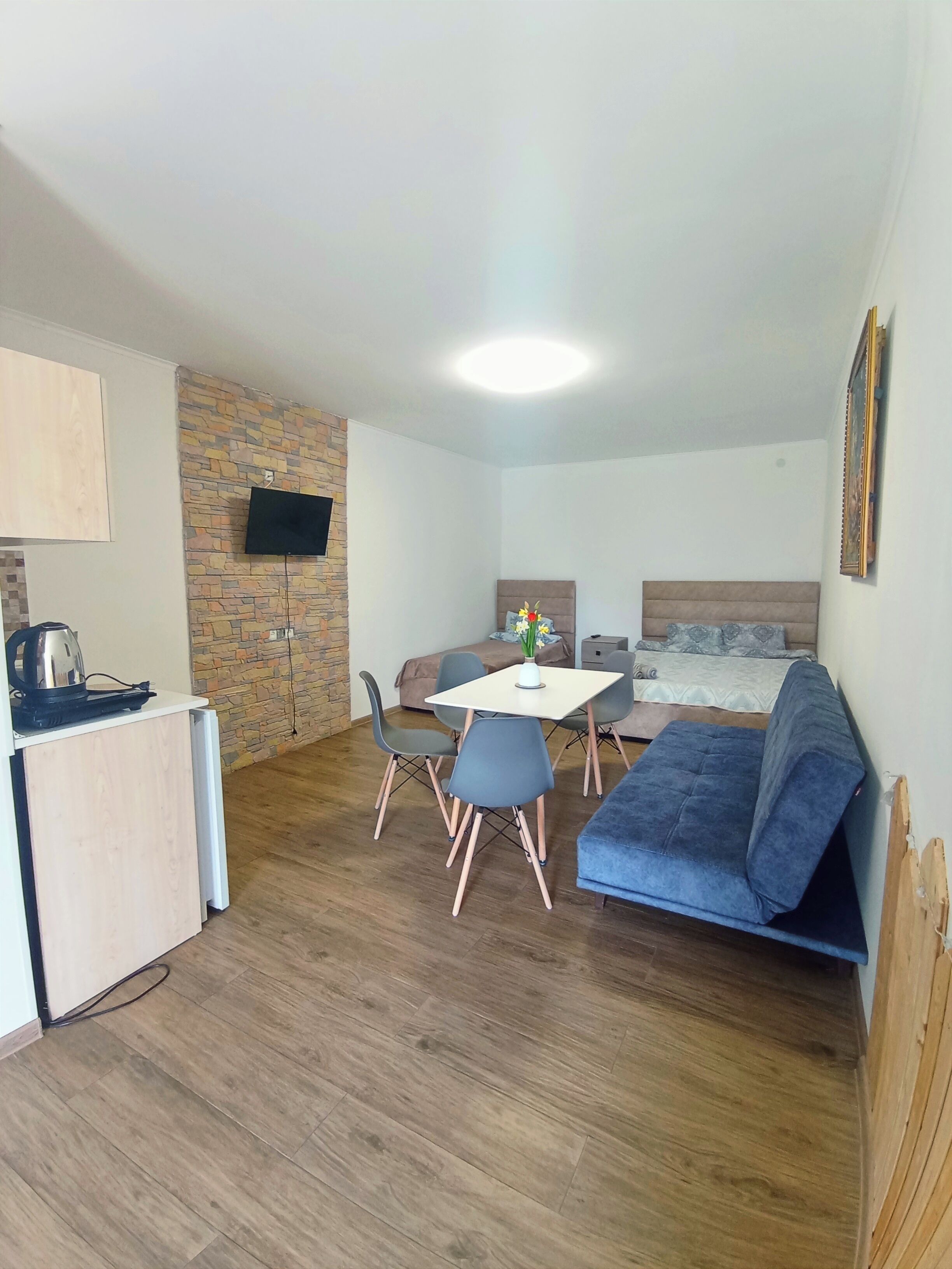 Escritorio, espacio para trabajar con laptop y cortinas blackout 