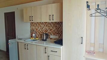 Family Cottage, Garden View | Private kitchen