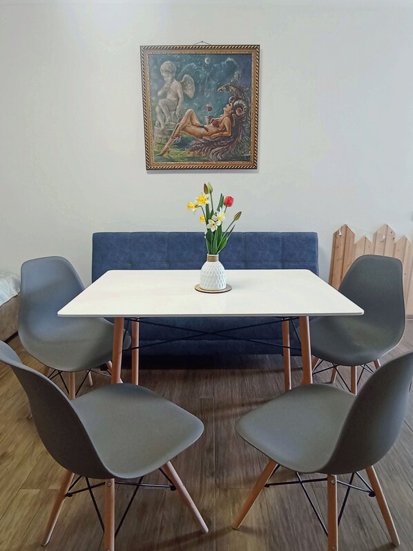 Chambre triple, vue sur le jardin | Restauration