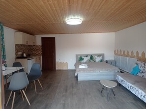 Comfort-studiosviitti, näköala puutarhaan | Työpöytä, kannettavalle tietokoneelle sopiva työtila, pimennysverhot