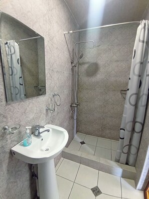 Dreibettzimmer, Gartenblick | Badezimmer | Dusche, Hausschuhe, Handtücher, Seife