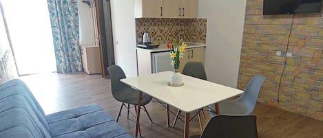 Camera tripla, vista giardino | Area soggiorno | Giocattoli