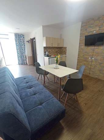 Triple Room, Garden View | Living area. Amrakits Canyon Guesthouse
