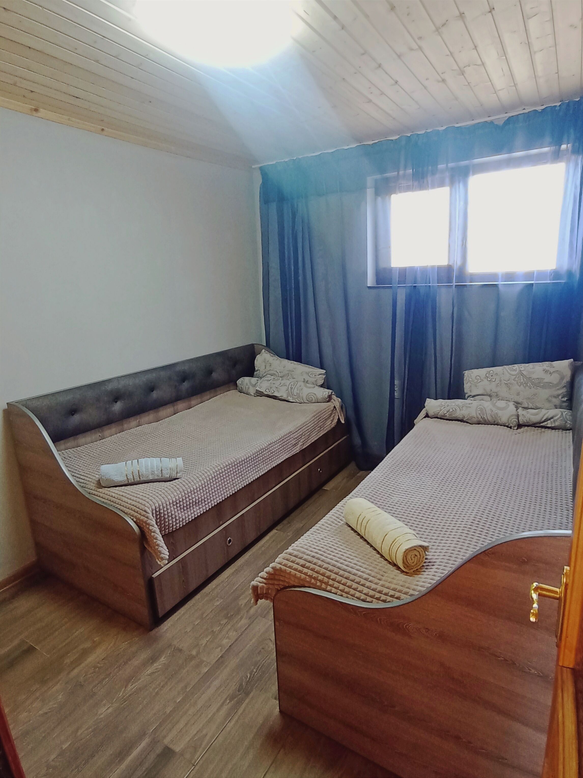 Casa de campo família, vista para o jardim | Escrivaninha, espaço de trabalho para notebook, cortinas blackout