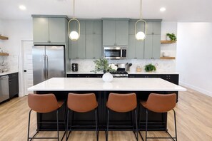 Kylskåp, mikrovågsugn, ugn och spishäll