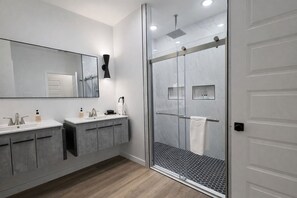 Dusj, hårføner og håndklær