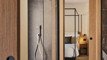 Family Suite | Bagno | Doccia, asciugacapelli, asciugamani, sapone
