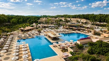 Seasonal outdoor pool, pool umbrellas, sun loungers