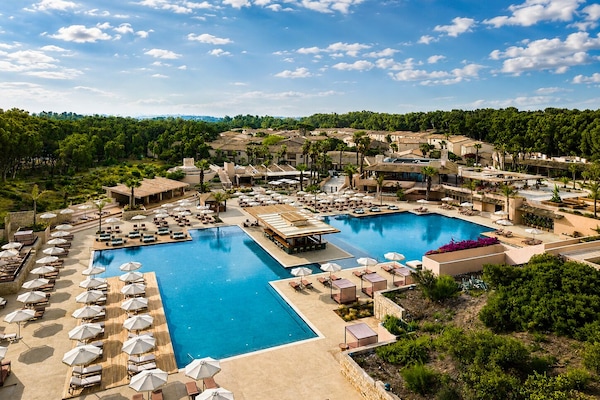 Seasonal outdoor pool, pool umbrellas, sun loungers