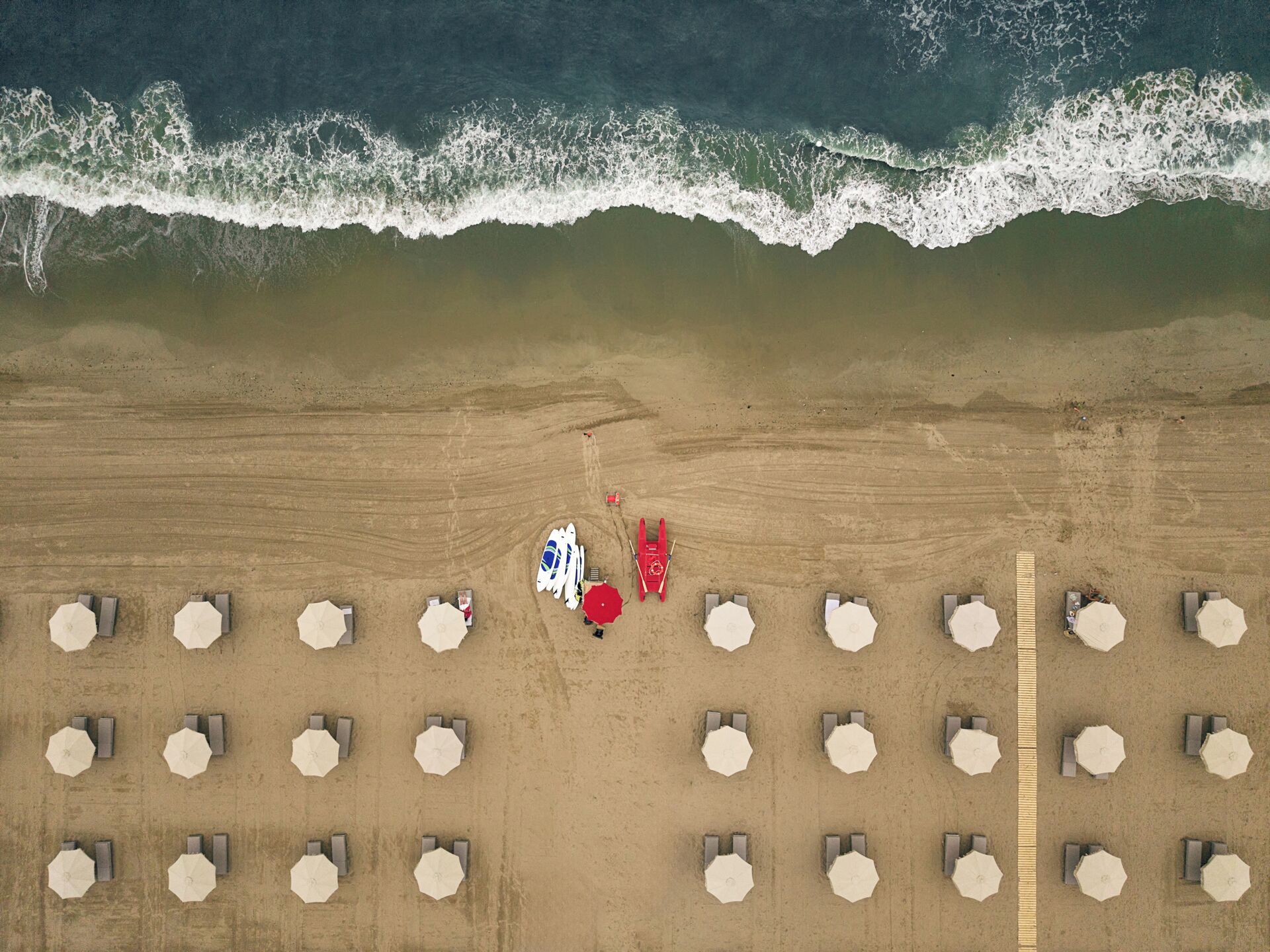 Playa privada, arena blanca y bar en la playa